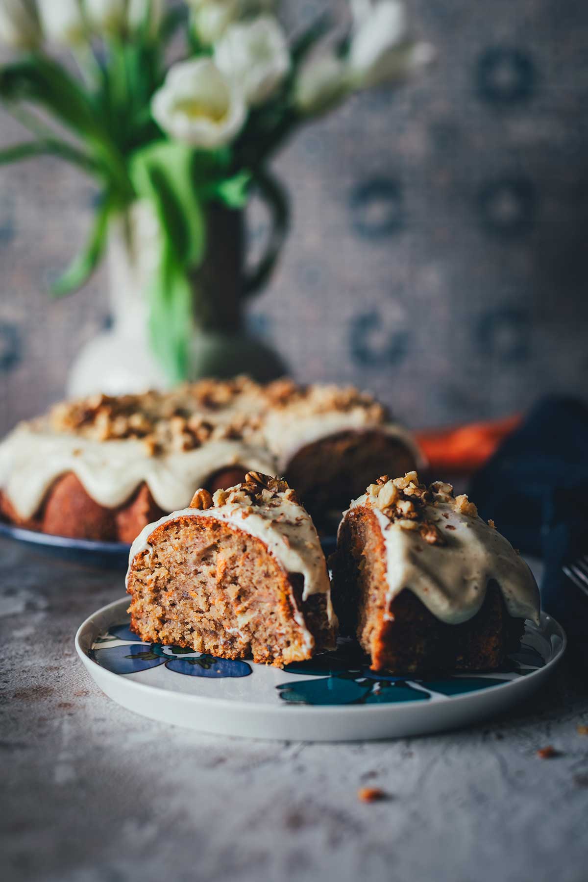 Saftiger Carrot Cake im Pound-Cake-Stil mit Walnüssen, Ananas und einem buttrigen Frischkäsefrosting mit brauner Butter. | moeyskitchen.com