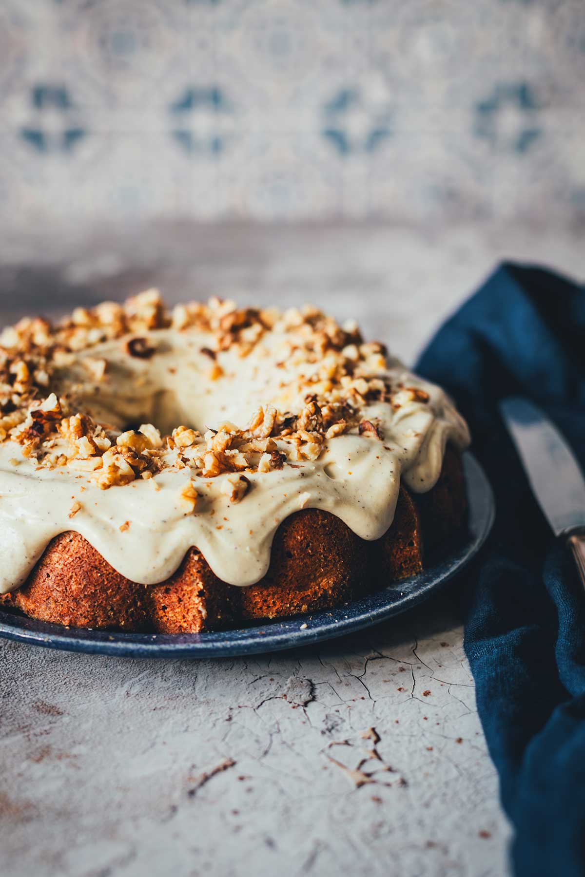 Saftiger Carrot Cake im Pound-Cake-Stil mit Walnüssen, Ananas und einem buttrigen Frischkäsefrosting mit brauner Butter. | moeyskitchen.com
