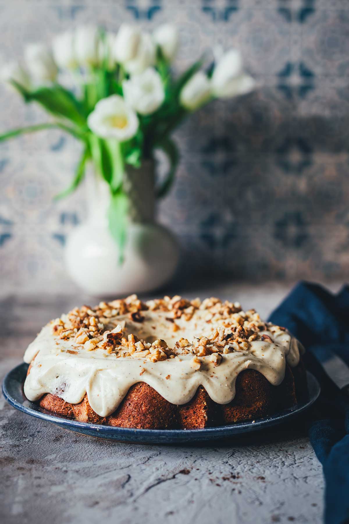 Saftiger Carrot Cake im Pound-Cake-Stil mit Walnüssen, Ananas und einem buttrigen Frischkäsefrosting mit brauner Butter. | moeyskitchen.com