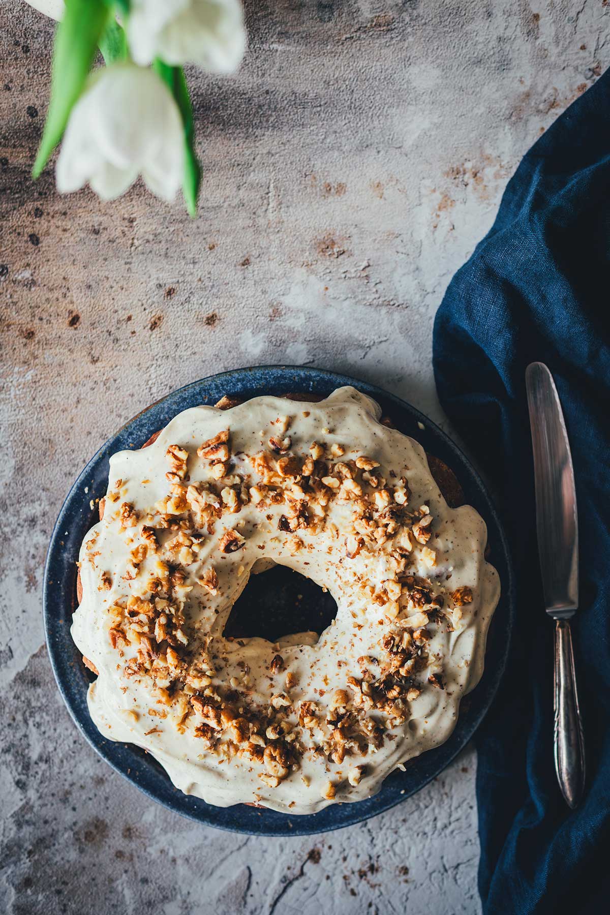 Saftiger Carrot Cake im Pound-Cake-Stil mit Walnüssen, Ananas und einem buttrigen Frischkäsefrosting mit brauner Butter. | moeyskitchen.com