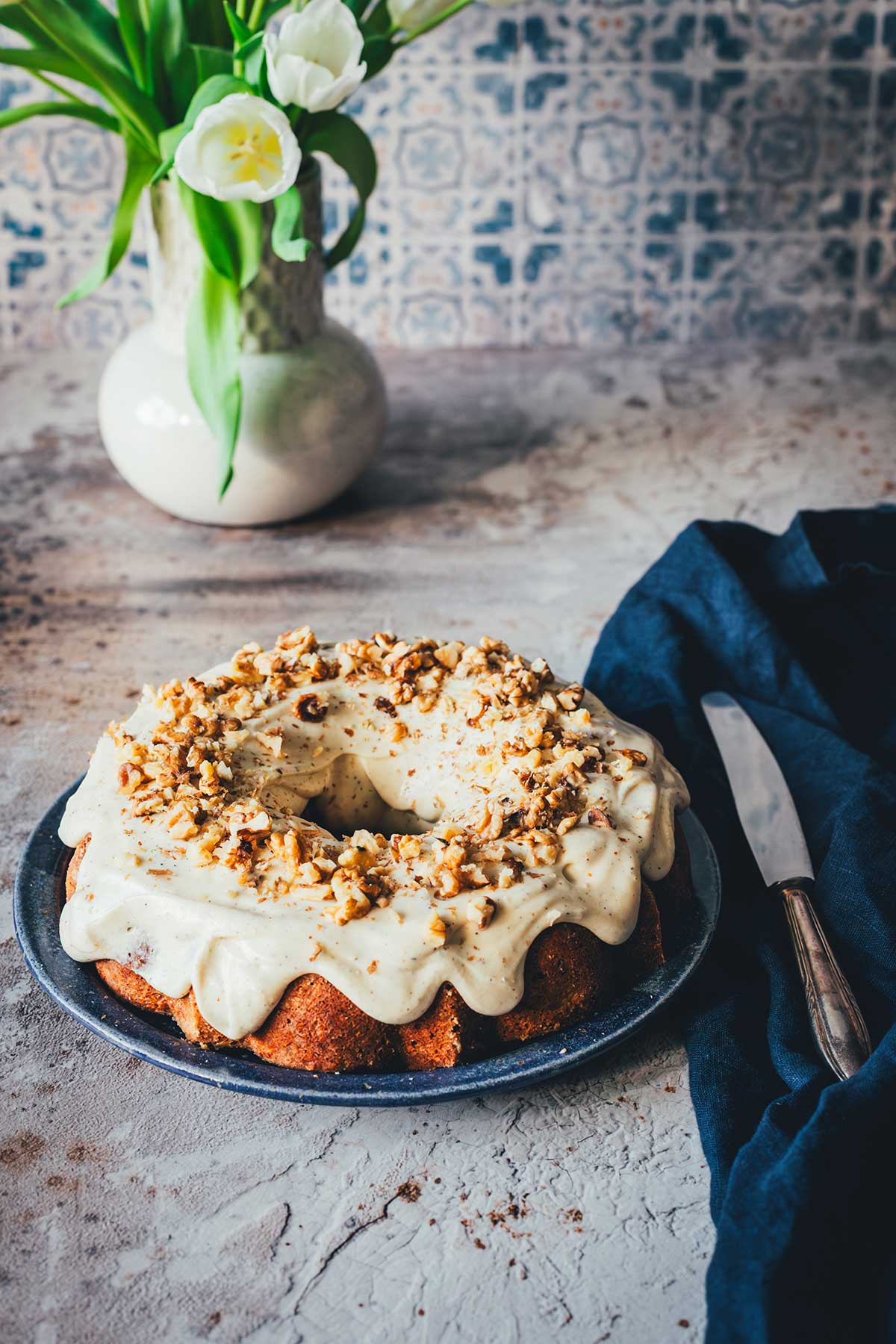Saftiger Carrot Cake im Pound-Cake-Stil mit Walnüssen, Ananas und einem buttrigen Frischkäsefrosting mit brauner Butter. | moeyskitchen.com