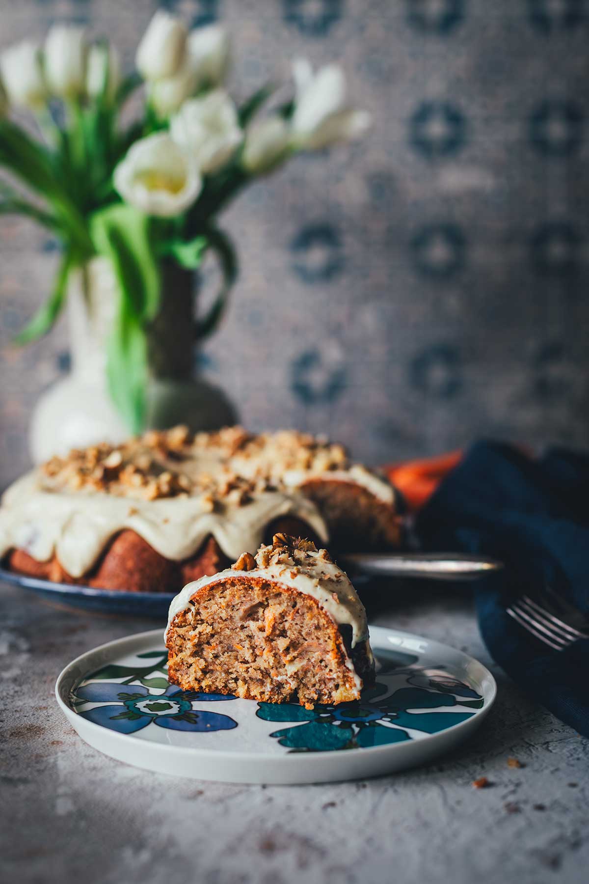Saftiger Carrot Cake im Pound-Cake-Stil mit Walnüssen, Ananas und einem buttrigen Frischkäsefrosting mit brauner Butter. | moeyskitchen.com