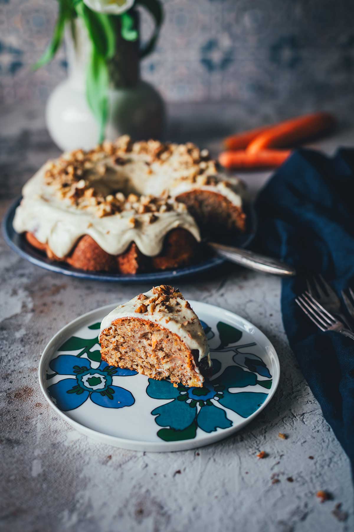 Saftiger Carrot Cake im Pound-Cake-Stil mit Walnüssen, Ananas und einem buttrigen Frischkäsefrosting mit brauner Butter. | moeyskitchen.com