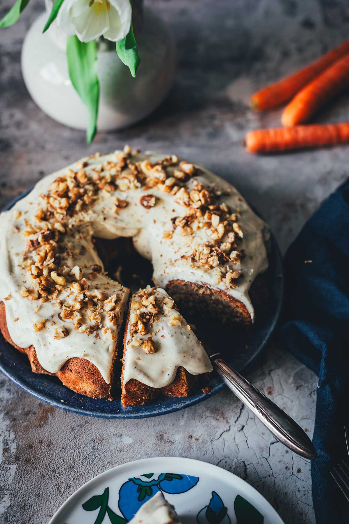 Saftiger Carrot Cake im Pound-Cake-Stil mit Walnüssen, Ananas und einem buttrigen Frischkäsefrosting mit brauner Butter. | moeyskitchen.com