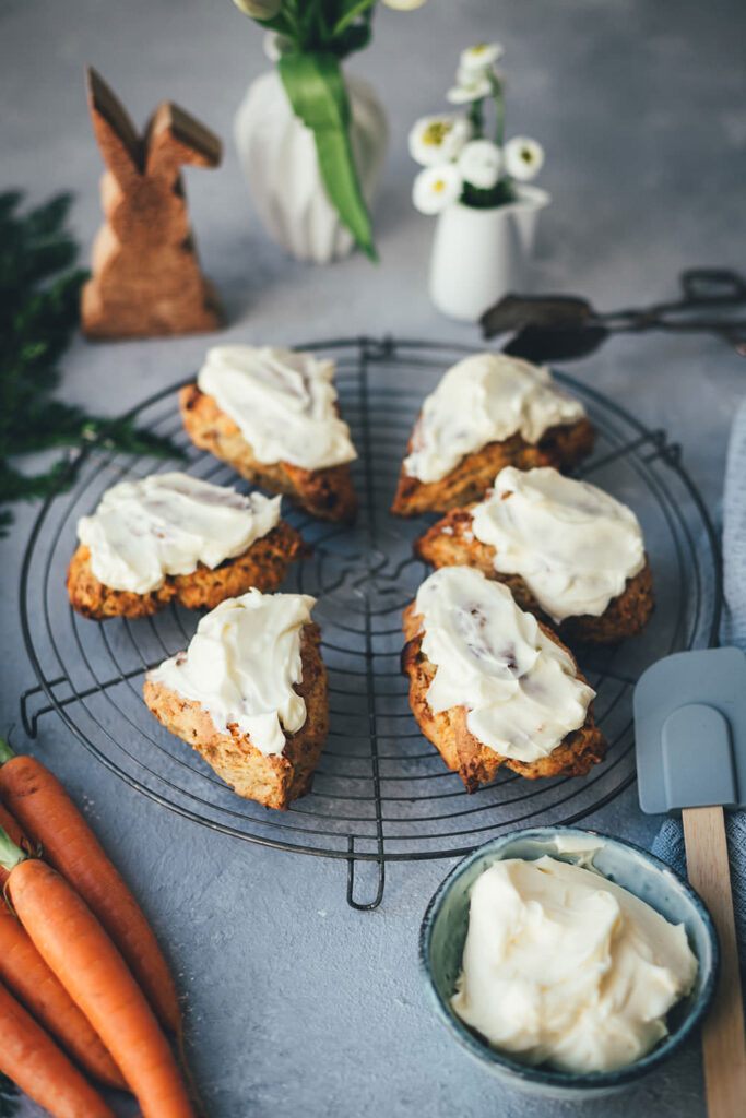 Rezept für saftige Carrot Cake Scones mit frischen Möhren, weißer Schokolade, knackigen Walnüssen und einem Frischkäse-Frosting | moeyskitchen.com