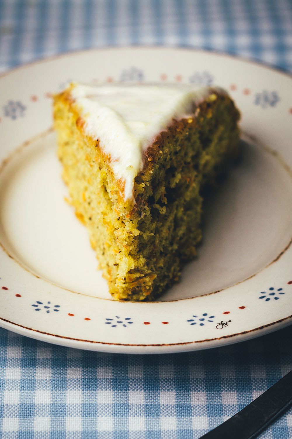 Rezept für saftigen Möhrenkuchen mit Frischkäse-Frosting | leckerer Carrot Cake für Ostern und den Frühling | moeyskitchen.com