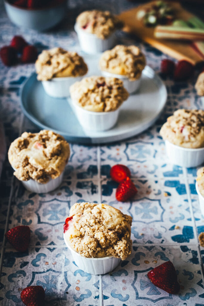 Rezept für super saftige und fluffige Muffins! Meine Erdbeer-Rhabarber-Muffins werden mit knusprigen, buttrigen Streuseln getoppt – das macht sie so besonders! Sie sind süß und säuerlich, lassen sich wunderbar aus der Hand essen, sind toll für unterwegs, aber auch für Partys und Gäste. Dazu sind sie blitzschnell und total einfach zusammengerührt und gebacken. Backt sie unbedingt nach! | moeyskitchen.com