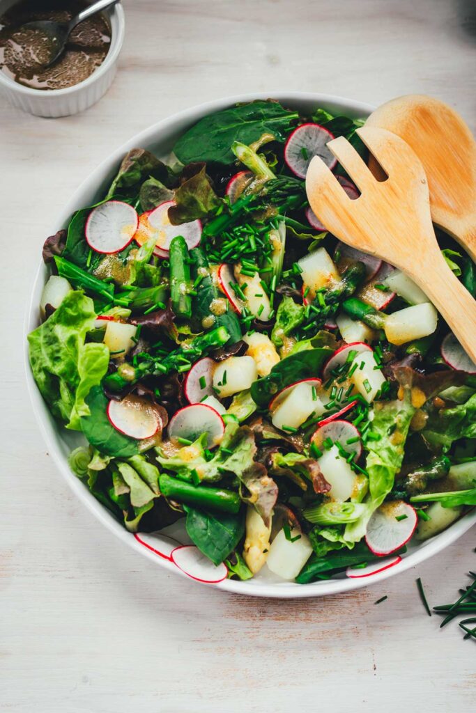 Frühlingssalat mit Spargel, Radieschen und Honig-Senf-Dressing | moeyskitchen.com