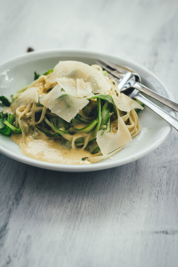 Linguine mit grünem Spargel und Parmesansauce | moeyskitchen.com