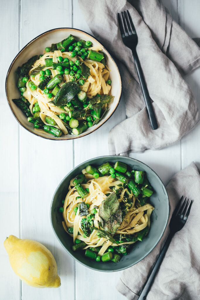 Frische Pasta mit grünem Spargel, Erbsen und Salbei-Butter | moeyskitchen.com