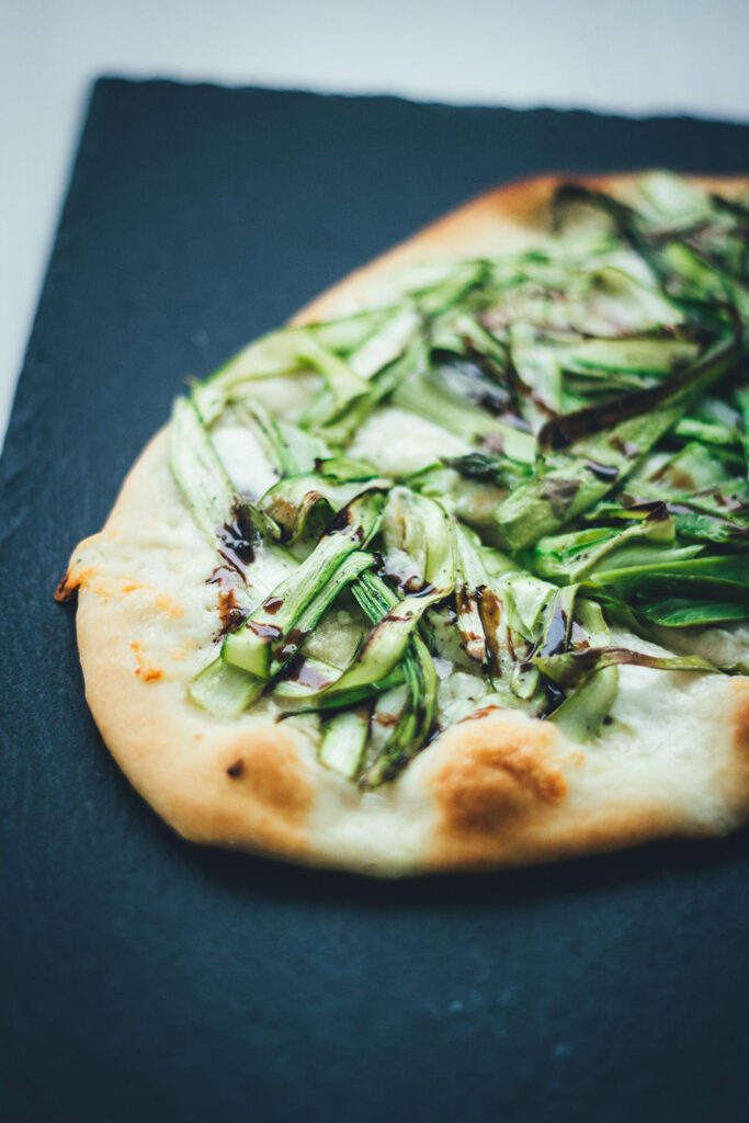 Pizza Bianca mit grünem Spargel, Büffelmozzarella und Knoblauch | moeyskitchen.com