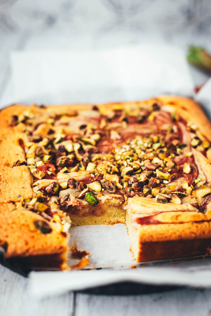 Jetzt ist die perfekte Zeit für leckeren Rhabarber-Kuchen gekommen. Hier gibt es heute deswegen eine neue Rezeptidee von mir: saftige Rhabarber-Blondies, die mit weißer Schokolade und knackigen Pistazien gebacken werden. Der Rhabarber wandert püriert und ohne Stückchen in die Blondies. So sorgt er nicht nur für einen hübschen Swirl, sondern schmeckt auch den Menschen, die sonst nicht die größten Rhabarber-Fans sind. | moeyskitchen.com