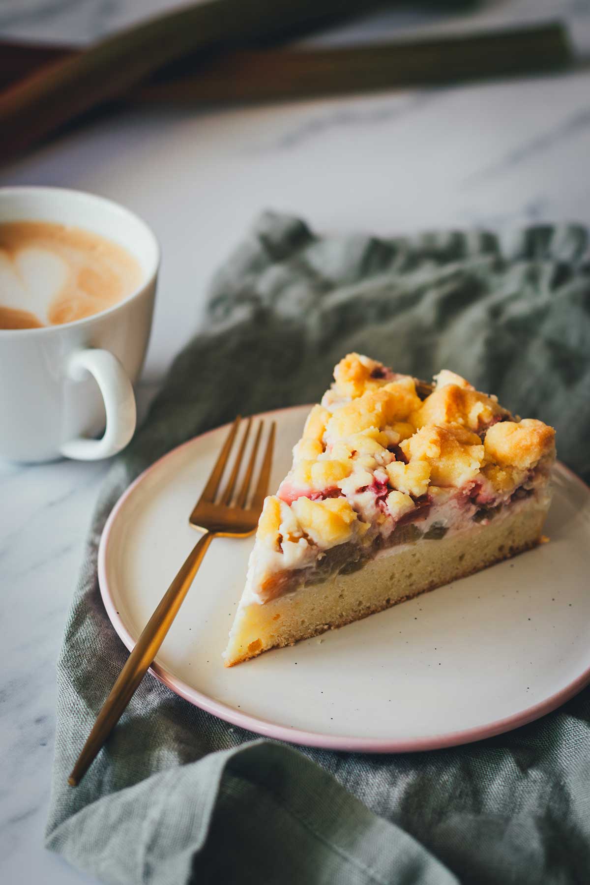Ein Lieblingsrezept: Rhabarber-Schmand-Kuchen mit Streuseln! Einfach, unkompliziert, cremig, saftig und knusprig. Der perfekte Kuchen für den Frühling! | moeyskitchen.com