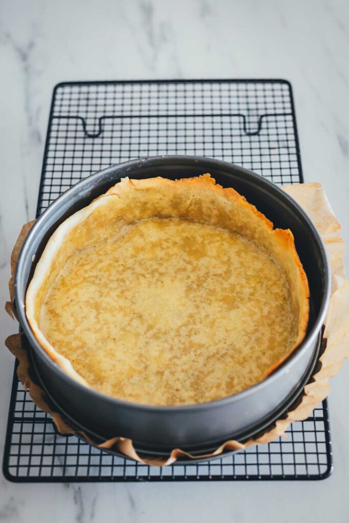 Herzhafte Spargelquiche mit einem supern unkomplizierten Quark-Mürbeteig, saftiger Füllung aus Schmand, Ziegenfrischkäse, geriebenem Käse und grünem sowie weißem Spargel. | moeyskitchen.com