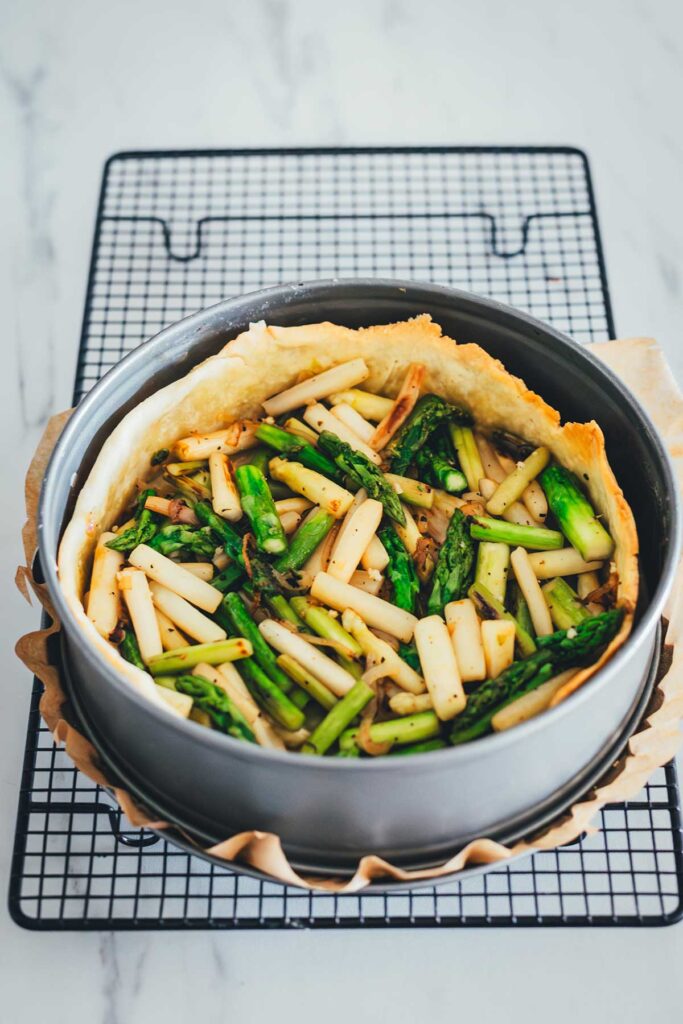 Herzhafte Spargelquiche mit einem supern unkomplizierten Quark-Mürbeteig, saftiger Füllung aus Schmand, Ziegenfrischkäse, geriebenem Käse und grünem sowie weißem Spargel. | moeyskitchen.com