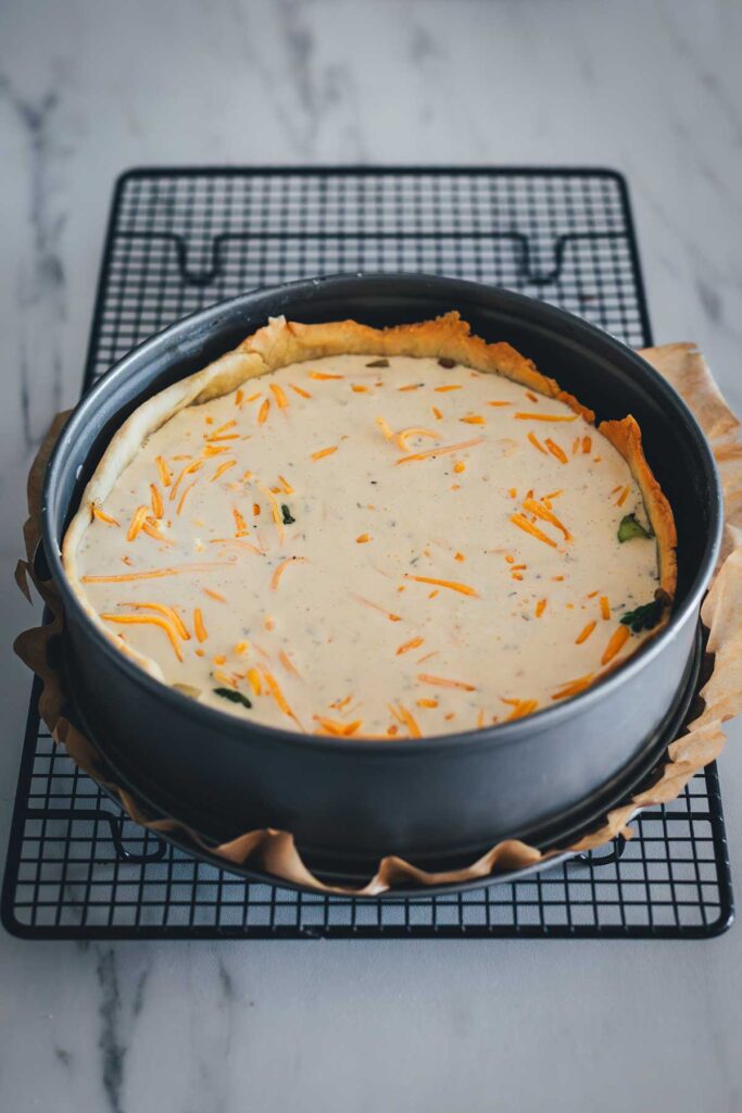 Herzhafte Spargelquiche mit einem supern unkomplizierten Quark-Mürbeteig, saftiger Füllung aus Schmand, Ziegenfrischkäse, geriebenem Käse und grünem sowie weißem Spargel. | moeyskitchen.com