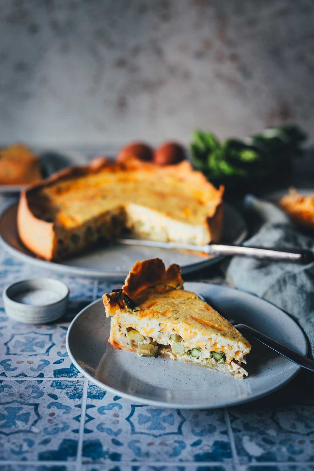 Herzhafte Spargelquiche mit einem supern unkomplizierten Quark-Mürbeteig, saftiger Füllung aus Schmand, Ziegenfrischkäse, geriebenem Käse und grünem sowie weißem Spargel. | moeyskitchen.com