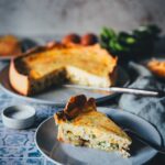 Herzhafte Spargelquiche mit einem supern unkomplizierten Quark-Mürbeteig, saftiger Füllung aus Schmand, Ziegenfrischkäse, geriebenem Käse und grünem sowie weißem Spargel. | moeyskitchen.com