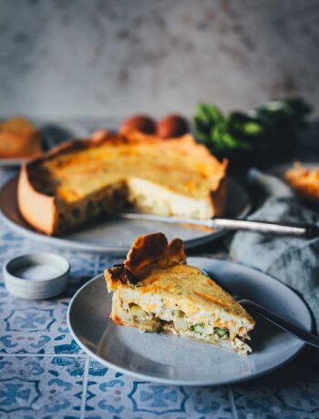 Herzhafte Spargelquiche mit einem supern unkomplizierten Quark-Mürbeteig, saftiger Füllung aus Schmand, Ziegenfrischkäse, geriebenem Käse und grünem sowie weißem Spargel. | moeyskitchen.com