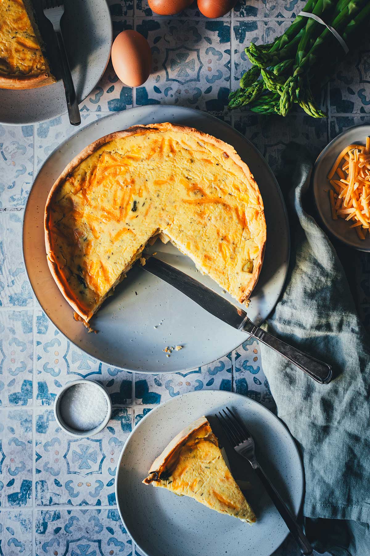 Herzhafte Spargelquiche mit einem supern unkomplizierten Quark-Mürbeteig, saftiger Füllung aus Schmand, Ziegenfrischkäse, geriebenem Käse und grünem sowie weißem Spargel. | moeyskitchen.com