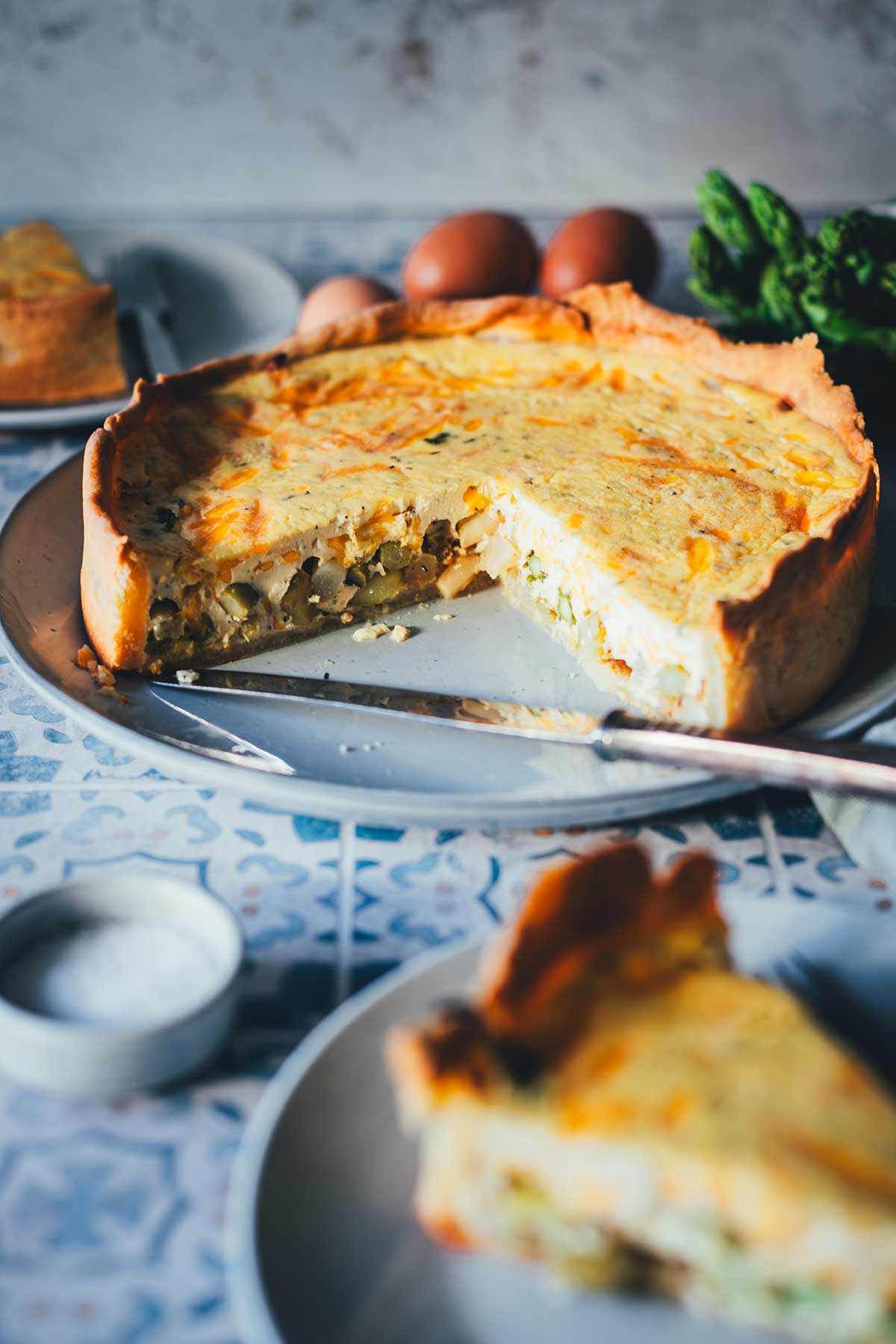 Herzhafte Spargelquiche mit einem supern unkomplizierten Quark-Mürbeteig, saftiger Füllung aus Schmand, Ziegenfrischkäse, geriebenem Käse und grünem sowie weißem Spargel. | moeyskitchen.com