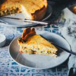 Spargelquiche-Rezept dem einfachsten Quark-Mürbeteig-Boden, mit grünem und weißem Spargel, Käse und Ziegenfrischkäse | moeyskitchen.com