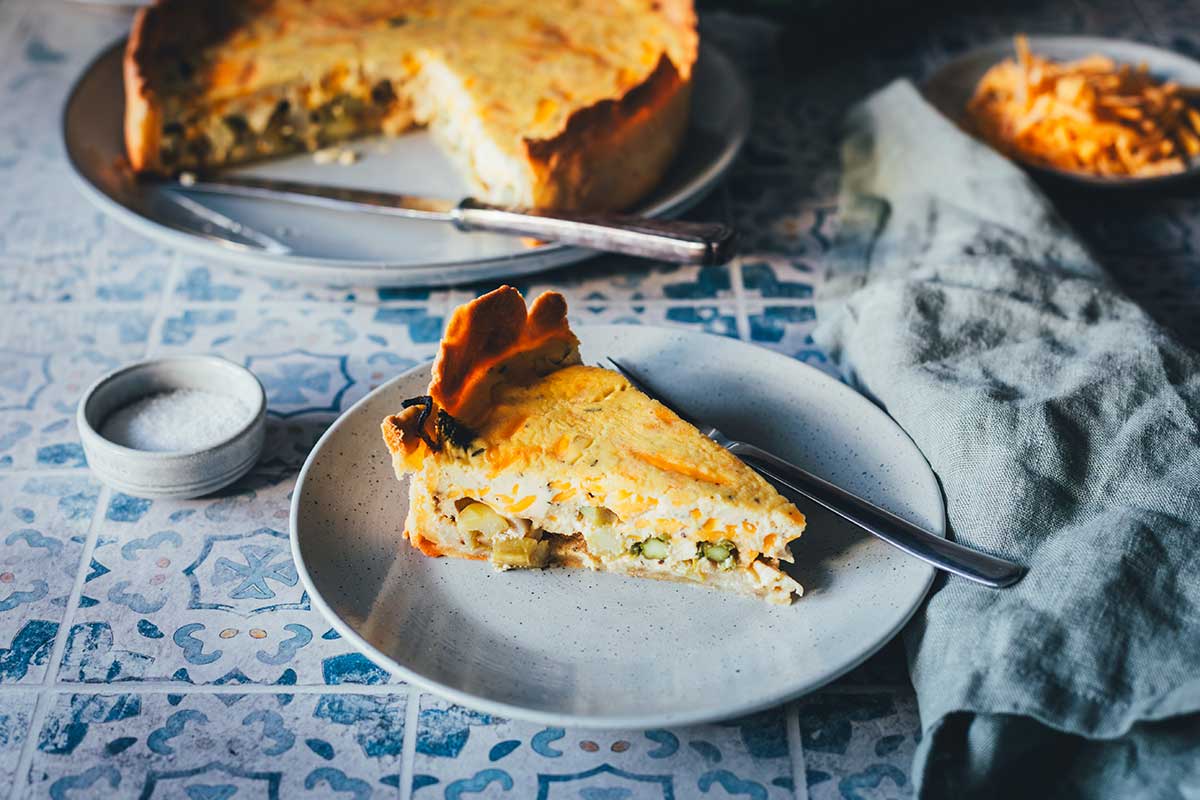 Spargelquiche-Rezept dem einfachsten Quark-Mürbeteig-Boden, mit grünem und weißem Spargel, Käse und Ziegenfrischkäse | moeyskitchen.com