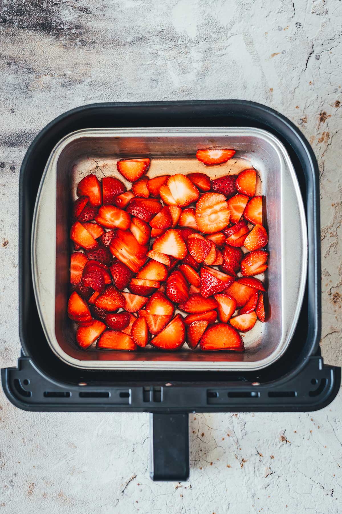 Geröstete Erdbeeren aus Airfryer und Heißluftfritteuse sind in 20 Minuten fertig, super aromatisch und perfekt als Topping für Quark, Joghurt, Eis , Waffeln oder Pancakes | moeyskitchen.com