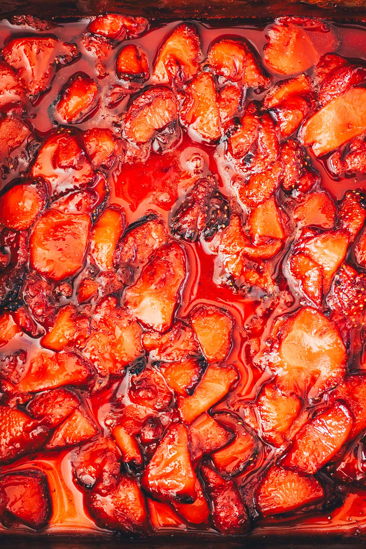 Geröstete Erdbeeren aus Airfryer und Heißluftfritteuse sind in 20 Minuten fertig, super aromatisch und perfekt als Topping für Quark, Joghurt, Eis , Waffeln oder Pancakes | moeyskitchen.com