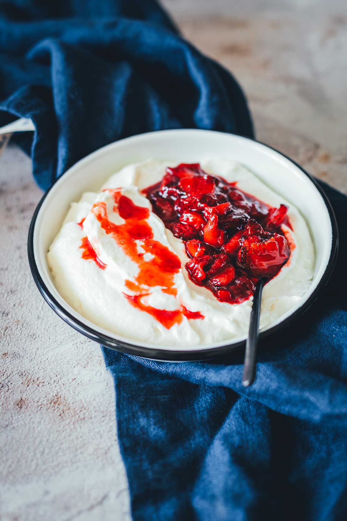 Geröstete Erdbeeren aus Airfryer und Heißluftfritteuse sind in 20 Minuten fertig, super aromatisch und perfekt als Topping für Quark, Joghurt, Eis , Waffeln oder Pancakes | moeyskitchen.com