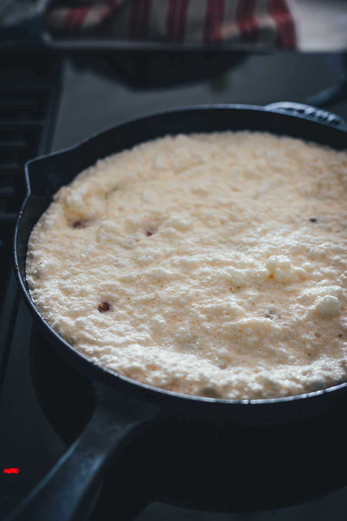 Rezept für fluffigen Rhabarber-Kaiserschmarrn aus dem Ofen, ganz ohne Wenden! In 30 Minuten fertig und einfach gemachter Schmarrn. | moeyskitchen.com