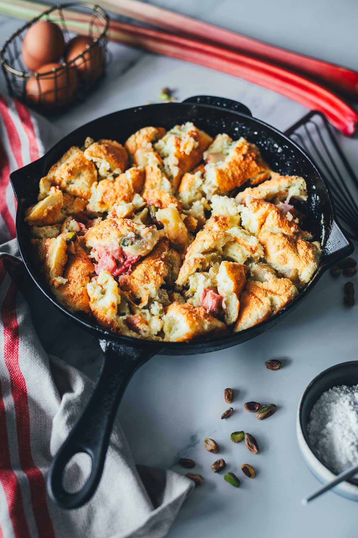 Rezept für fluffigen Rhabarber-Kaiserschmarrn aus dem Ofen, ganz ohne Wenden! In 30 Minuten fertig und einfach gemachter Schmarrn. | moeyskitchen.com