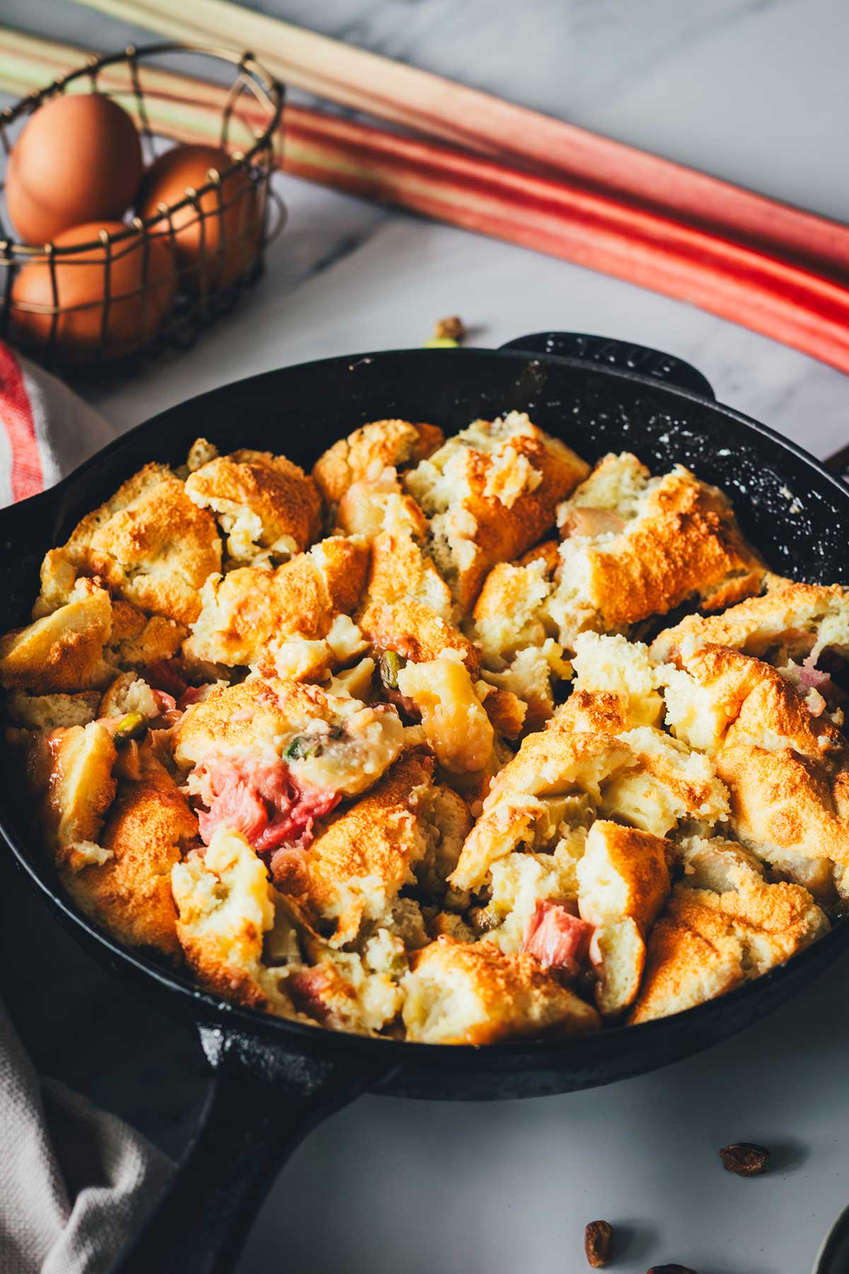 Rezept für fluffigen Rhabarber-Kaiserschmarrn aus dem Ofen, ganz ohne Wenden! In 30 Minuten fertig und einfach gemachter Schmarrn. | moeyskitchen.com