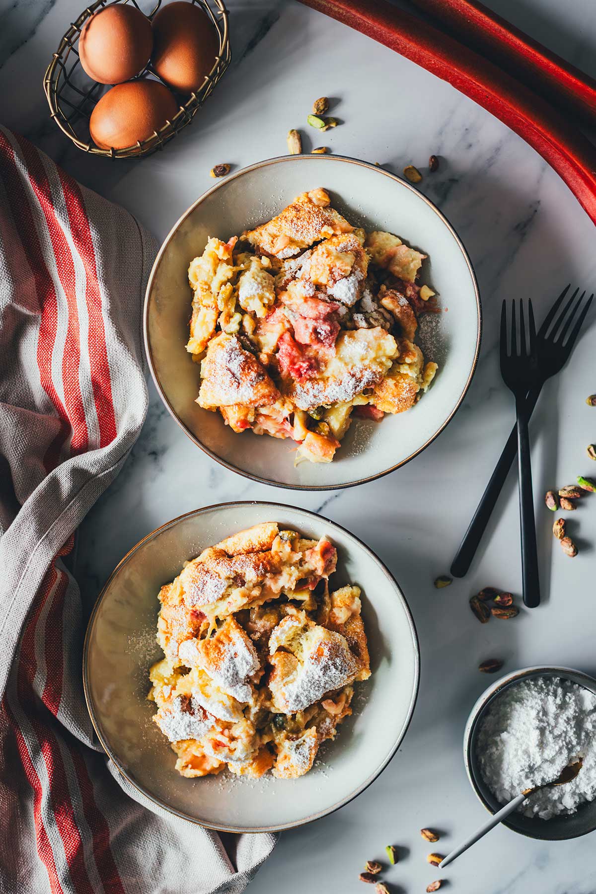 Rezept für fluffigen Rhabarber-Kaiserschmarrn aus dem Ofen, ganz ohne Wenden! In 30 Minuten fertig und einfach gemachter Schmarrn. | moeyskitchen.com