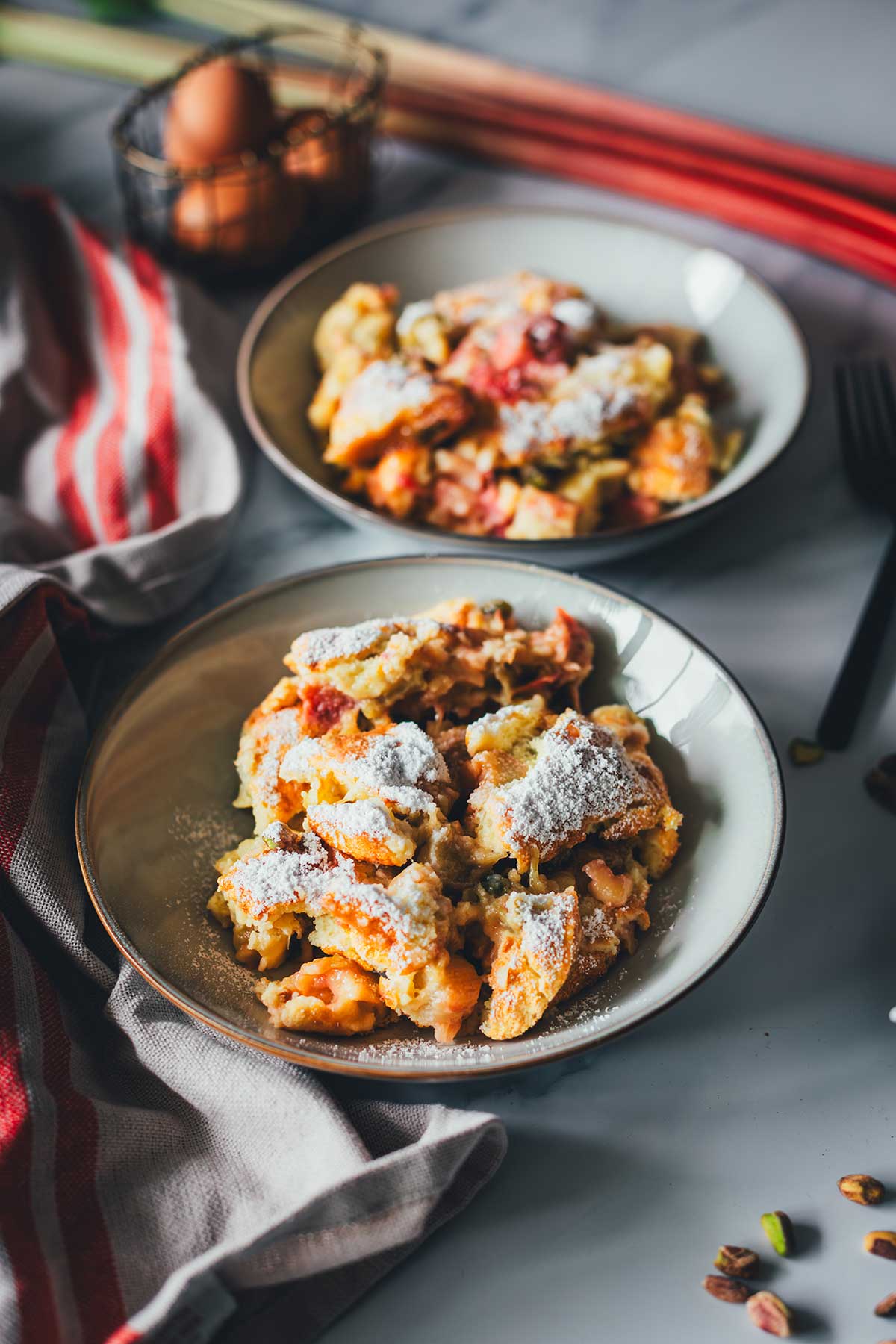 Rezept für fluffigen Rhabarber-Kaiserschmarrn aus dem Ofen, ganz ohne Wenden! In 30 Minuten fertig und einfach gemachter Schmarrn. | moeyskitchen.com