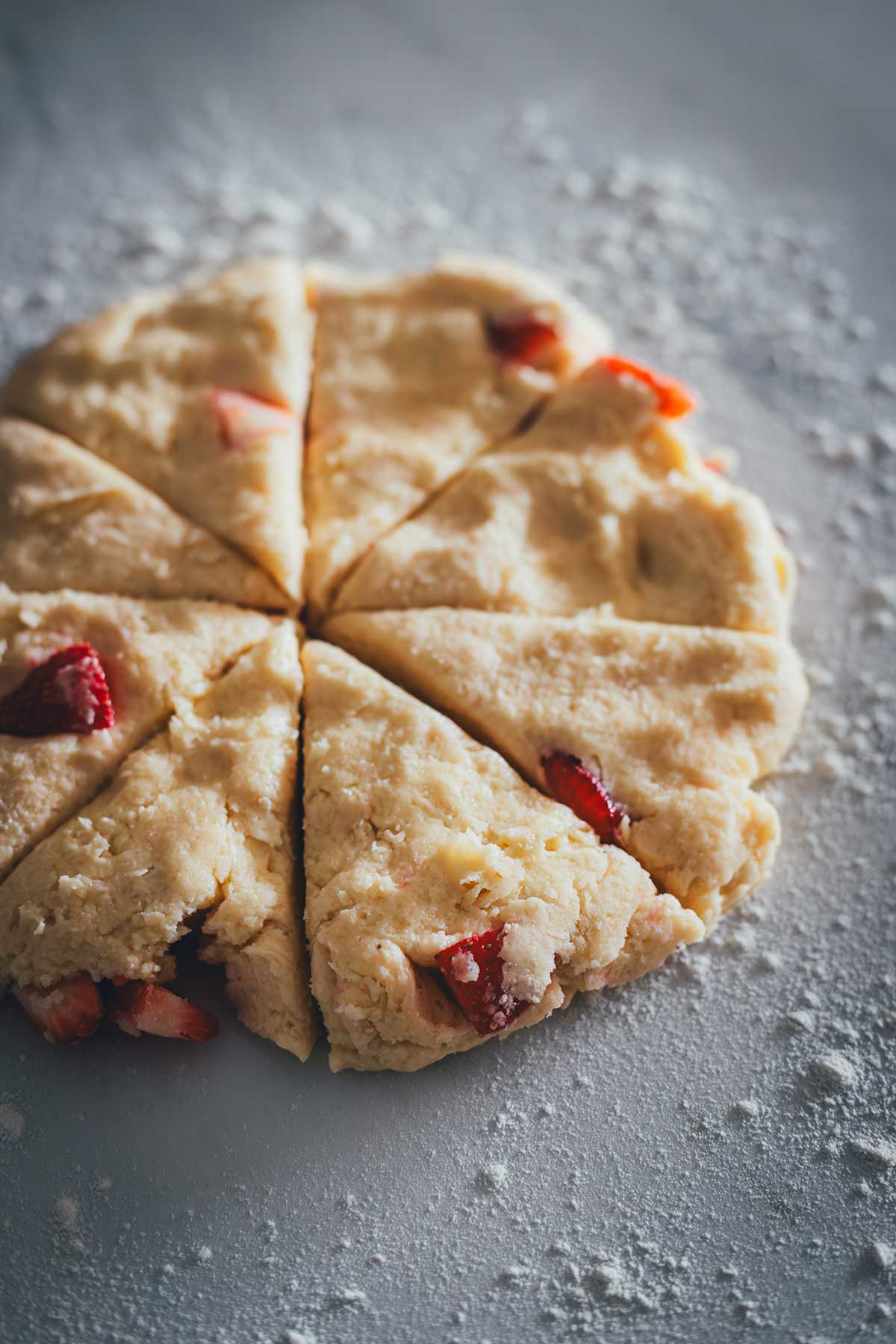 Einfache und schnelle Erdbeer Scones mit Sahne und frischen Erdbeeren – unkompliziert gebacken, ideal für Frühstück, Brunch oder den Nachmittagskaffee | moeyskitchen.com