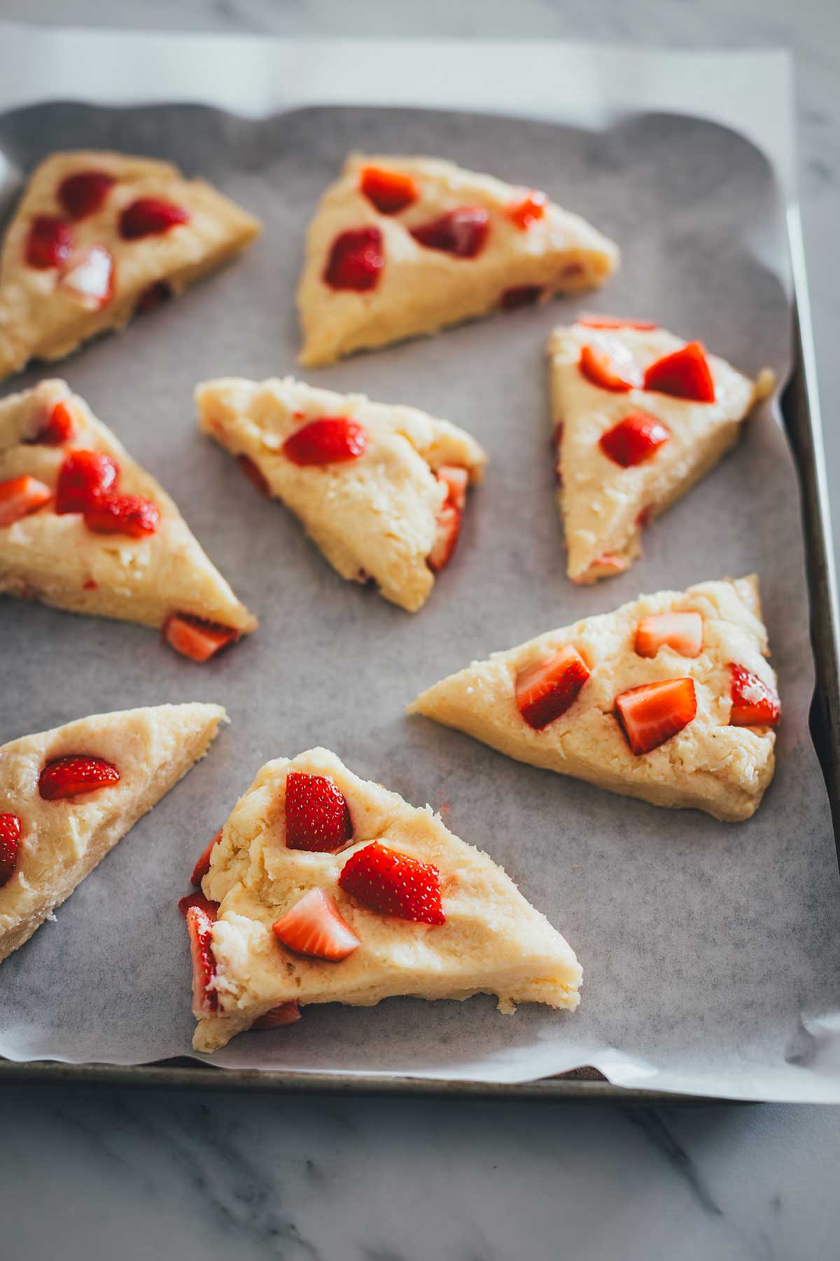 Einfache und schnelle Erdbeer Scones mit Sahne und frischen Erdbeeren – unkompliziert gebacken, ideal für Frühstück, Brunch oder den Nachmittagskaffee | moeyskitchen.com