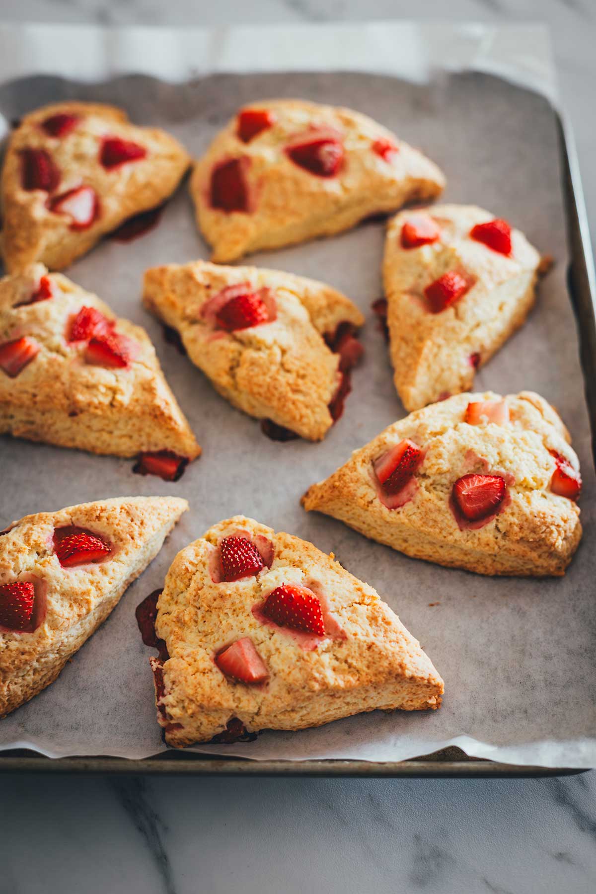 Einfache und schnelle Erdbeer Scones mit Sahne und frischen Erdbeeren – unkompliziert gebacken, ideal für Frühstück, Brunch oder den Nachmittagskaffee | moeyskitchen.com