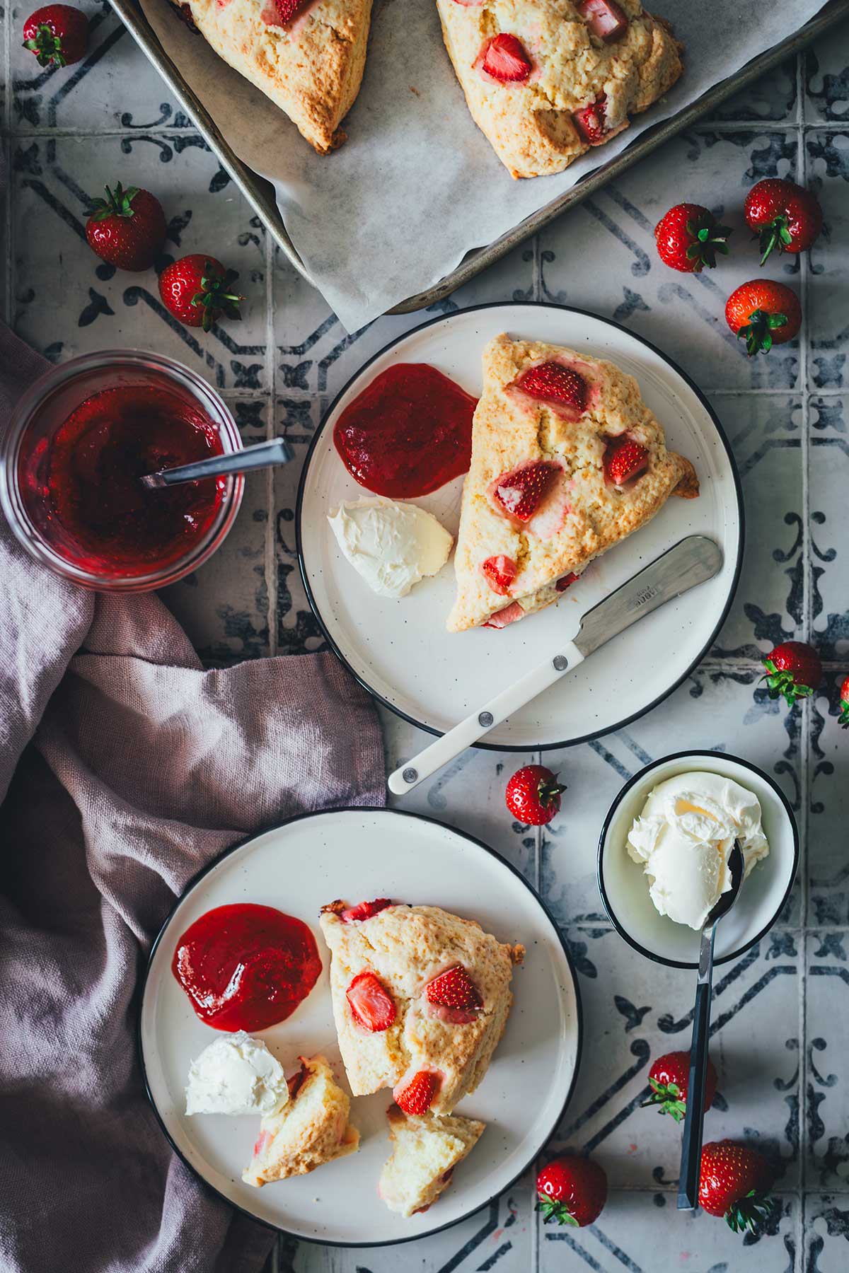 Einfache und schnelle Erdbeer Scones mit Sahne und frischen Erdbeeren – unkompliziert gebacken, ideal für Frühstück, Brunch oder den Nachmittagskaffee | moeyskitchen.com