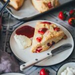 Einfache und schnelle Erdbeer Scones mit Sahne und frischen Erdbeeren – unkompliziert gebacken, ideal für Frühstück, Brunch oder den Nachmittagskaffee | moeyskitchen.com