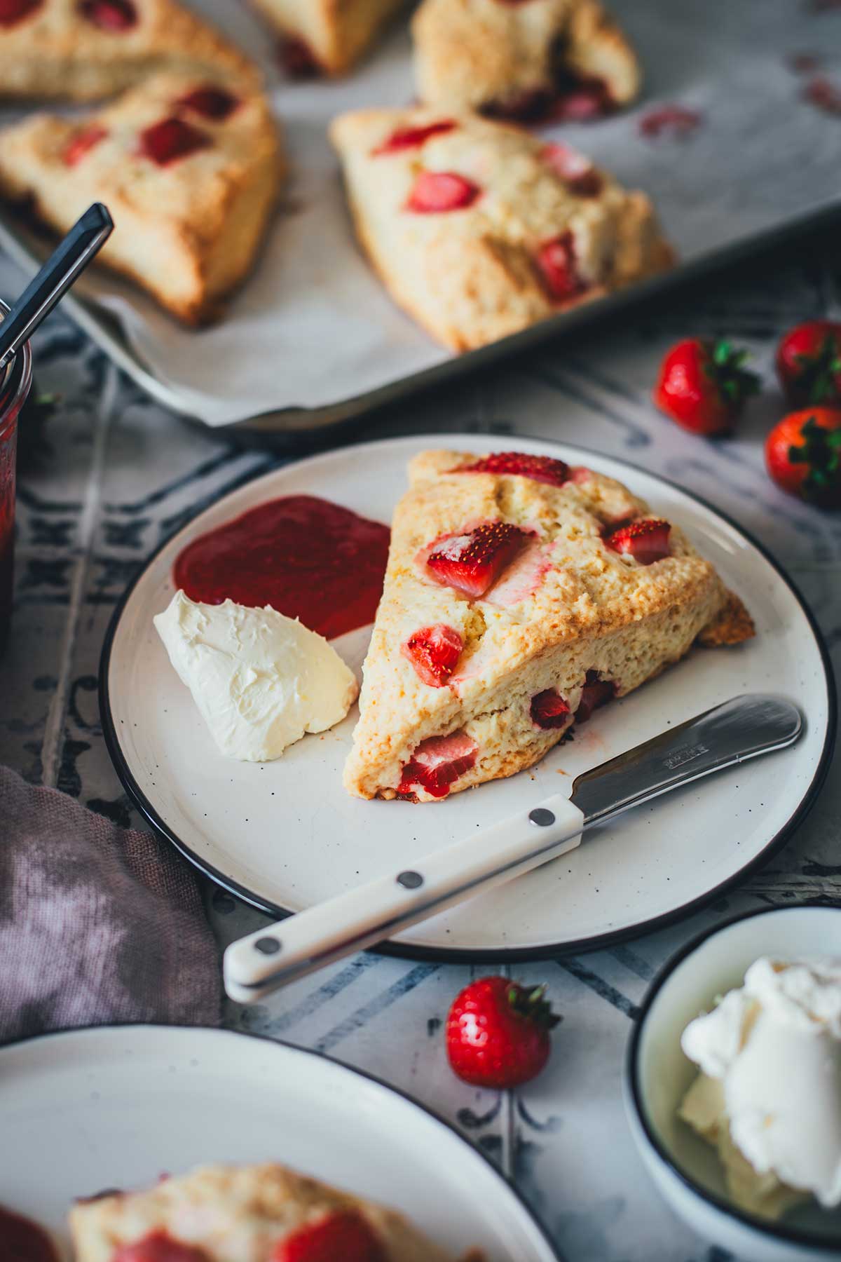 Einfache und schnelle Erdbeer Scones mit Sahne und frischen Erdbeeren – unkompliziert gebacken, ideal für Frühstück, Brunch oder den Nachmittagskaffee | moeyskitchen.com