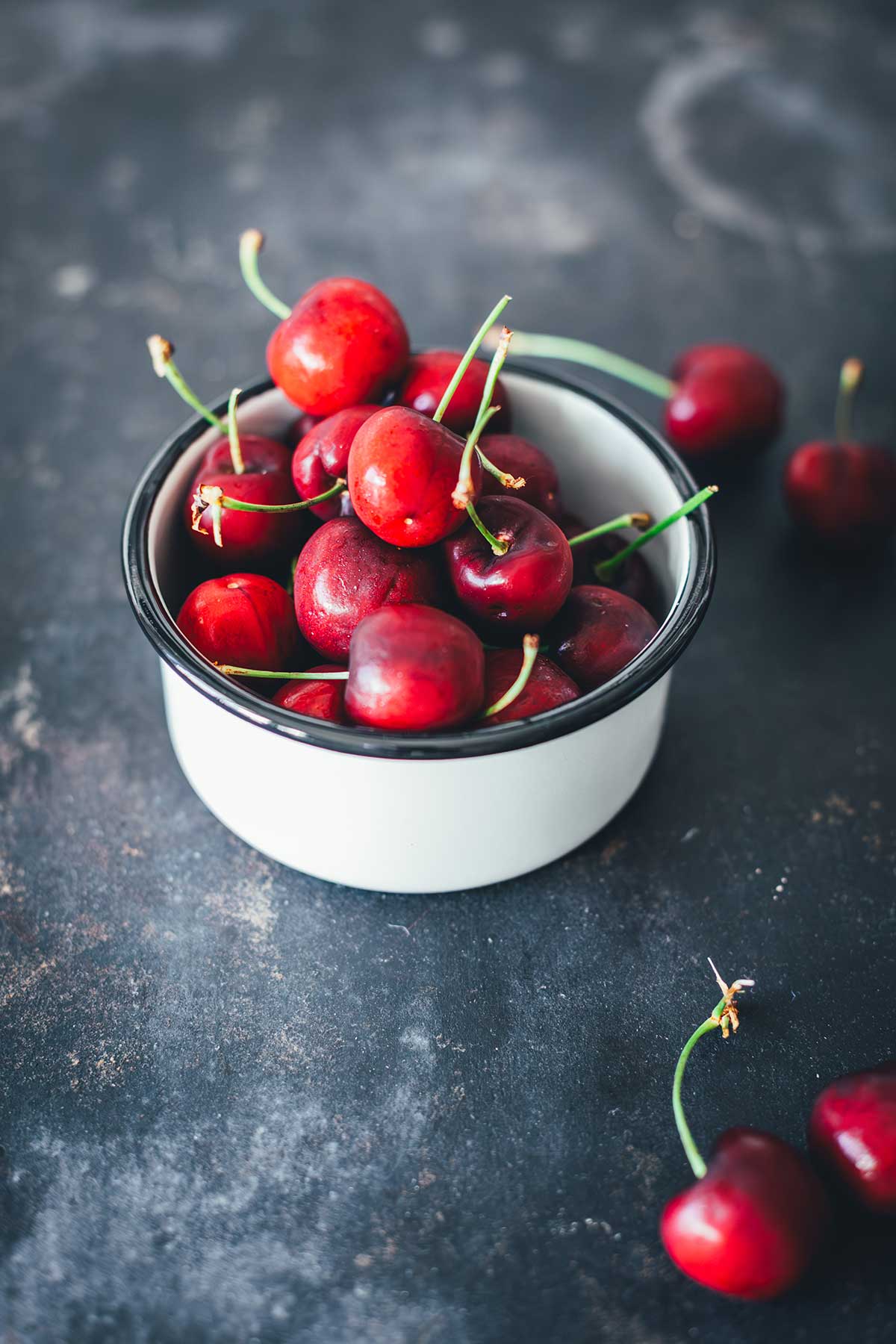 Frische Kirschen schmecken im Sommer süß und herzhaft | moeyskitchen.com
