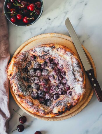 Knusprige Kirsch-Galette mit Butter-Blätterteig, Mandelcreme und Honig-Schmand. Schnell, rustikal, fruchtig und das perfekte Sommerdessert in nur 40 Minuten! | moeyskitchen.com