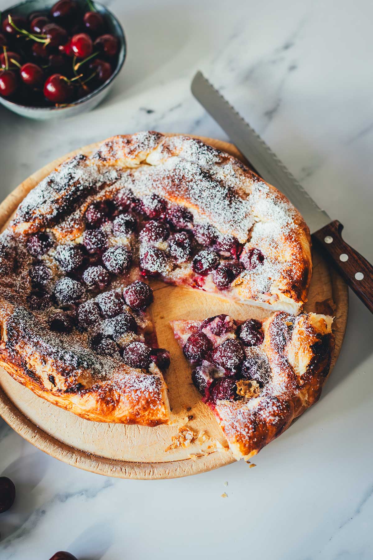 Knusprige Kirsch-Galette mit Butter-Blätterteig, Mandelcreme und Honig-Schmand. Schnell, rustikal, fruchtig und das perfekte Sommerdessert in nur 40 Minuten! | moeyskitchen.com