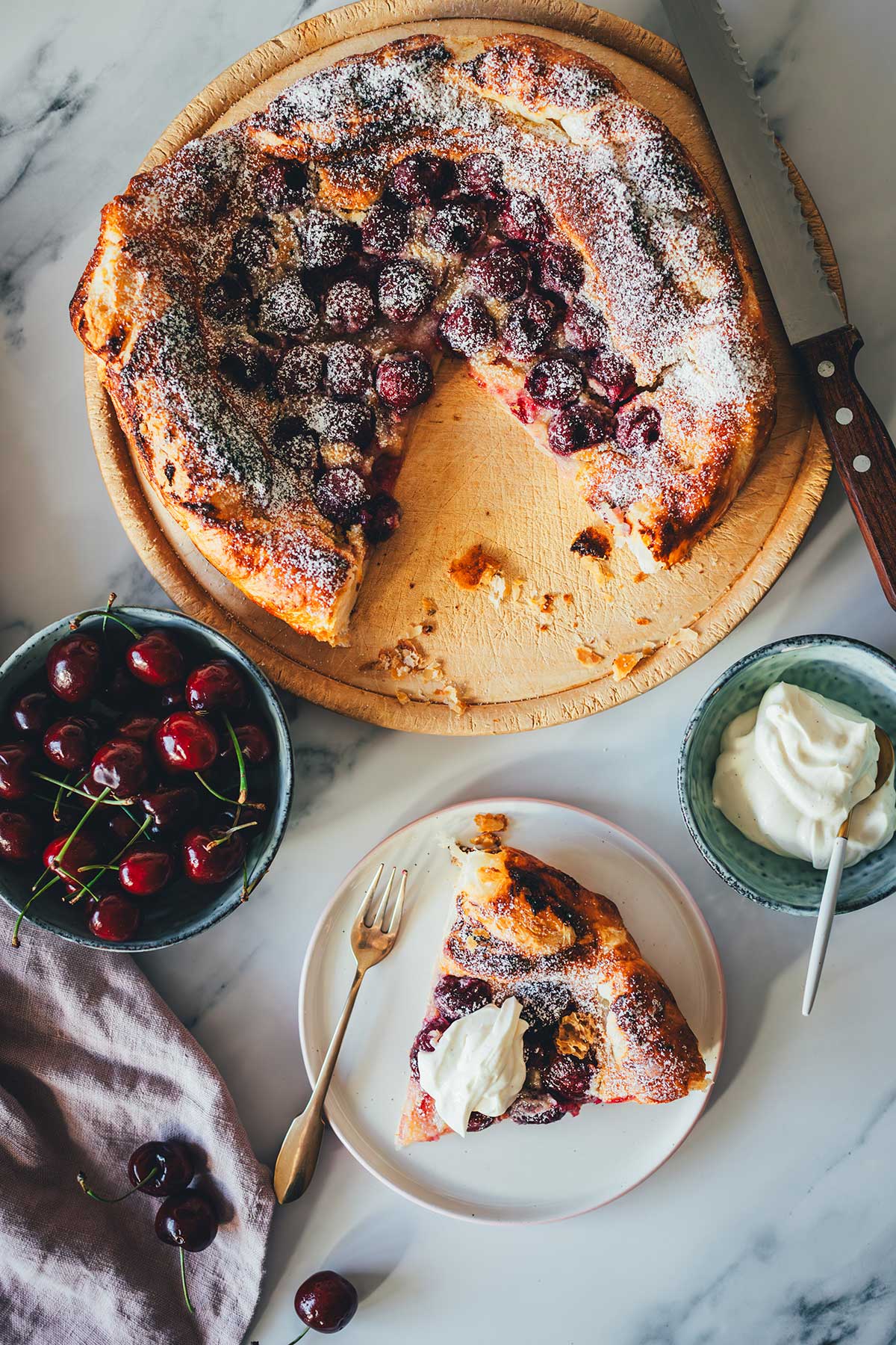 Knusprige Kirsch-Galette mit Butter-Blätterteig, Mandelcreme und Honig-Schmand. Schnell, rustikal, fruchtig und das perfekte Sommerdessert in nur 40 Minuten! | moeyskitchen.com