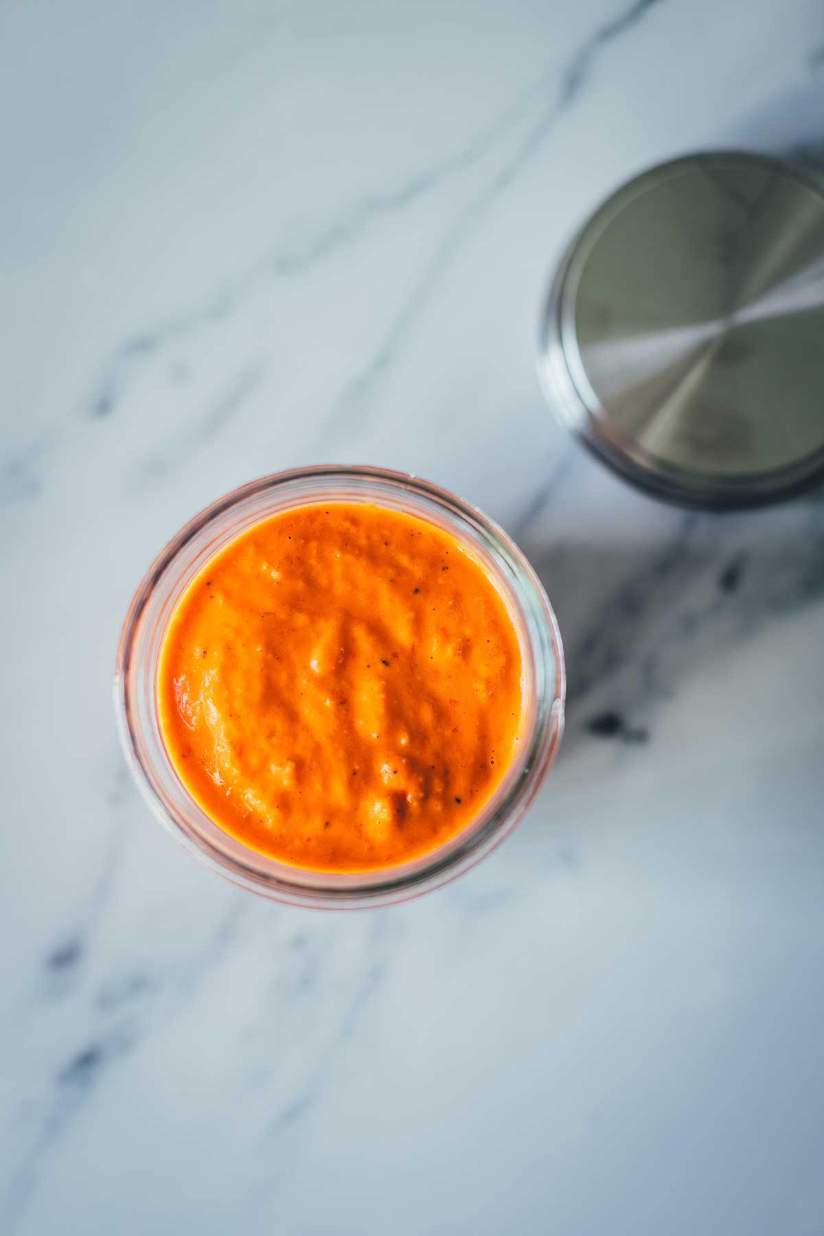 Rezept für cremiges Pesto Calabrese mit gerösteter Paprika, Tomaten, Ricotta und Parmesan – schnell im Airfryer zubereitet. Ideal als Pastasauce, Dip oder Brotaufstrich. Hier mit Pasta und Burrata serviert. | moeyskitchen.com
