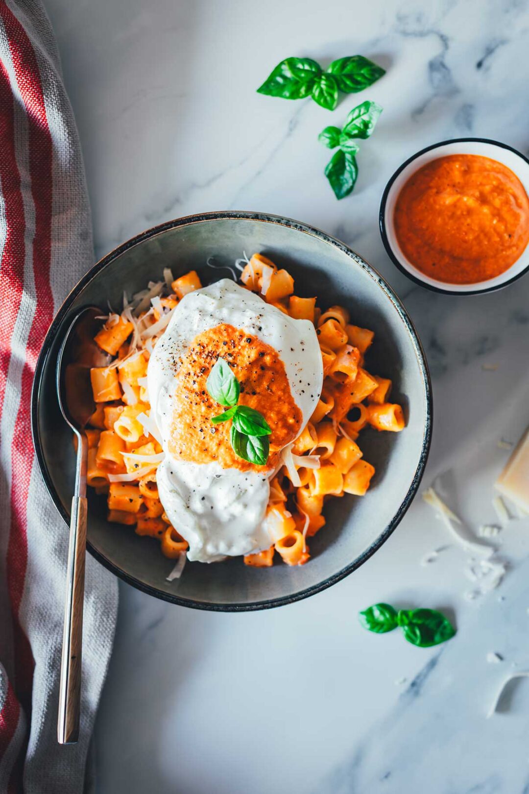 Rezept für cremiges Pesto Calabrese mit gerösteter Paprika, Tomaten, Ricotta und Parmesan – schnell im Airfryer zubereitet. Ideal als Pastasauce, Dip oder Brotaufstrich. Hier mit Pasta und Burrata serviert. | moeyskitchen.com