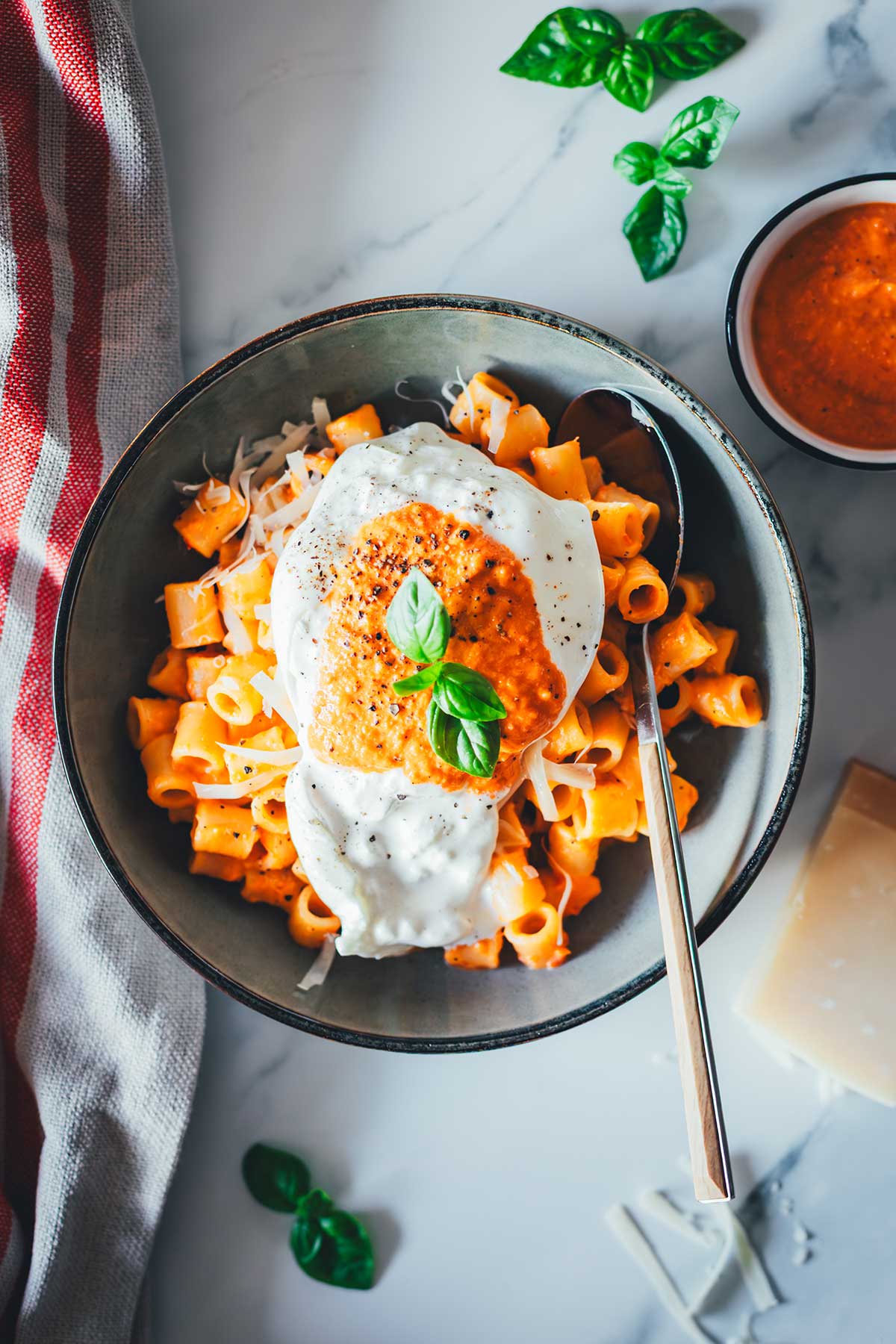 Rezept für cremiges Pesto Calabrese mit gerösteter Paprika, Tomaten, Ricotta und Parmesan – schnell im Airfryer zubereitet. Ideal als Pastasauce, Dip oder Brotaufstrich. Hier mit Pasta und Burrata serviert. | moeyskitchen.com