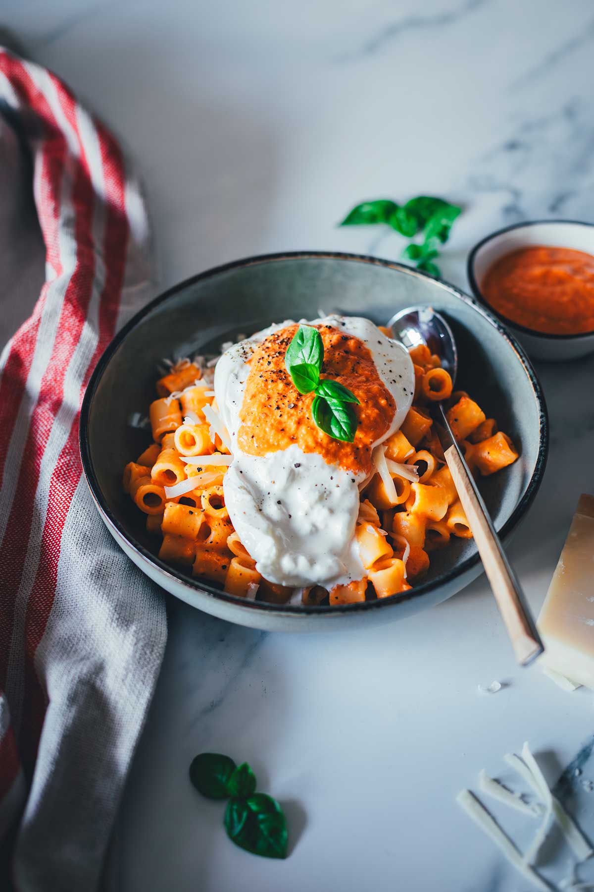 Rezept für cremiges Pesto Calabrese mit gerösteter Paprika, Tomaten, Ricotta und Parmesan – schnell im Airfryer zubereitet. Ideal als Pastasauce, Dip oder Brotaufstrich. Hier mit Pasta und Burrata serviert. | moeyskitchen.com