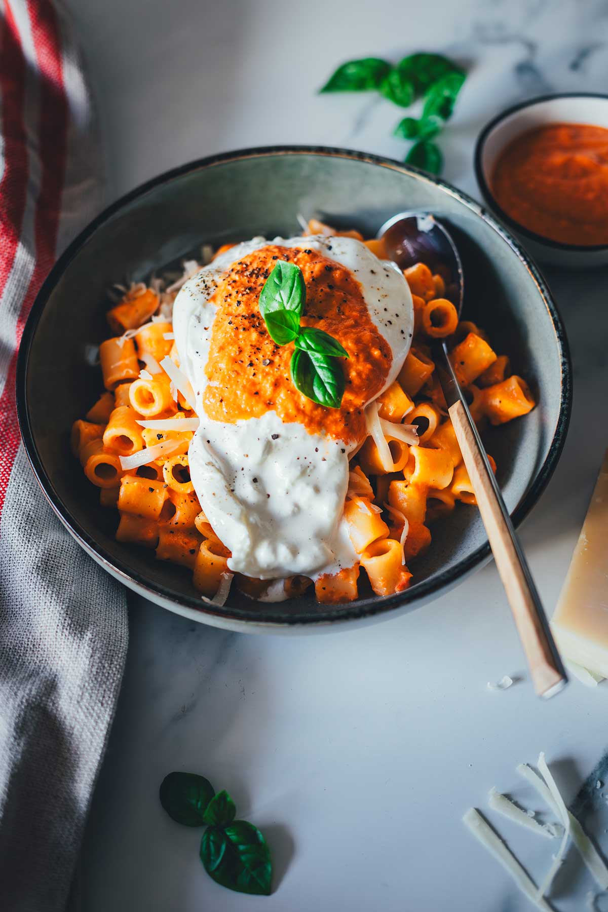 Rezept für cremiges Pesto Calabrese mit gerösteter Paprika, Tomaten, Ricotta und Parmesan – schnell im Airfryer zubereitet. Ideal als Pastasauce, Dip oder Brotaufstrich. Hier mit Pasta und Burrata serviert. | moeyskitchen.com
